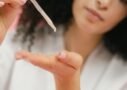 Flacon de soin avec une pipette
