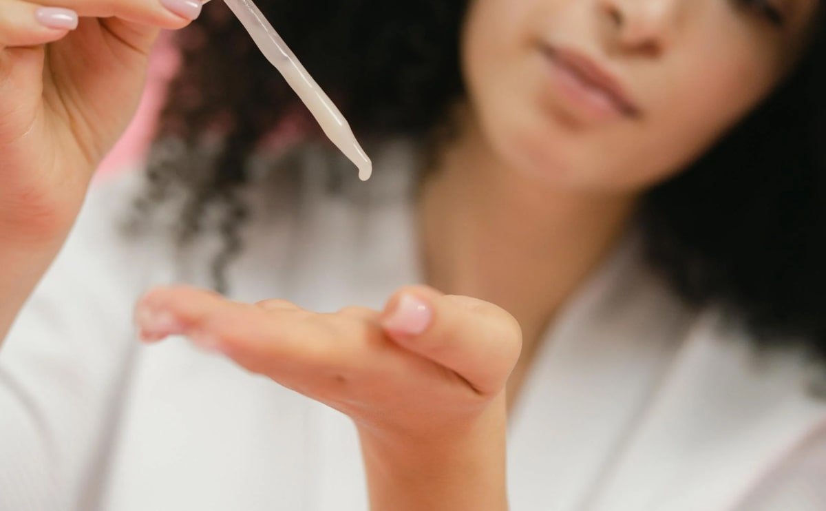 Flacon de soin avec une pipette