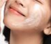 Femme appliquant une crème sur son visage