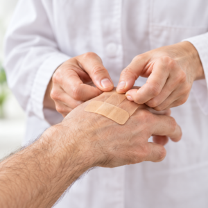 Santé — pose d’un pansement sur la main